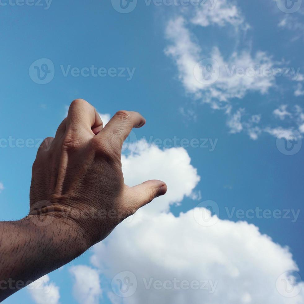 geste de la main dans le ciel photo