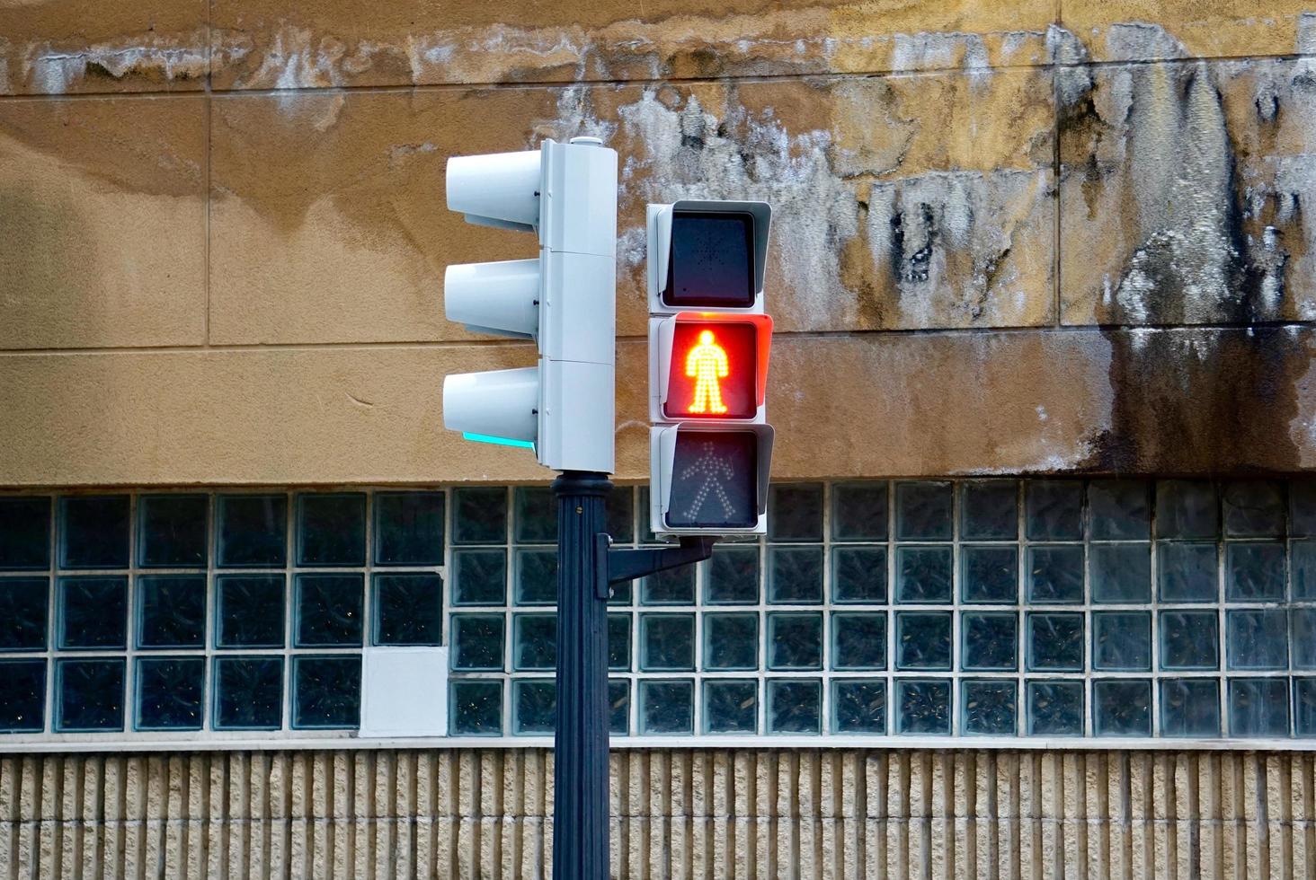 feu de circulation dans la rue photo