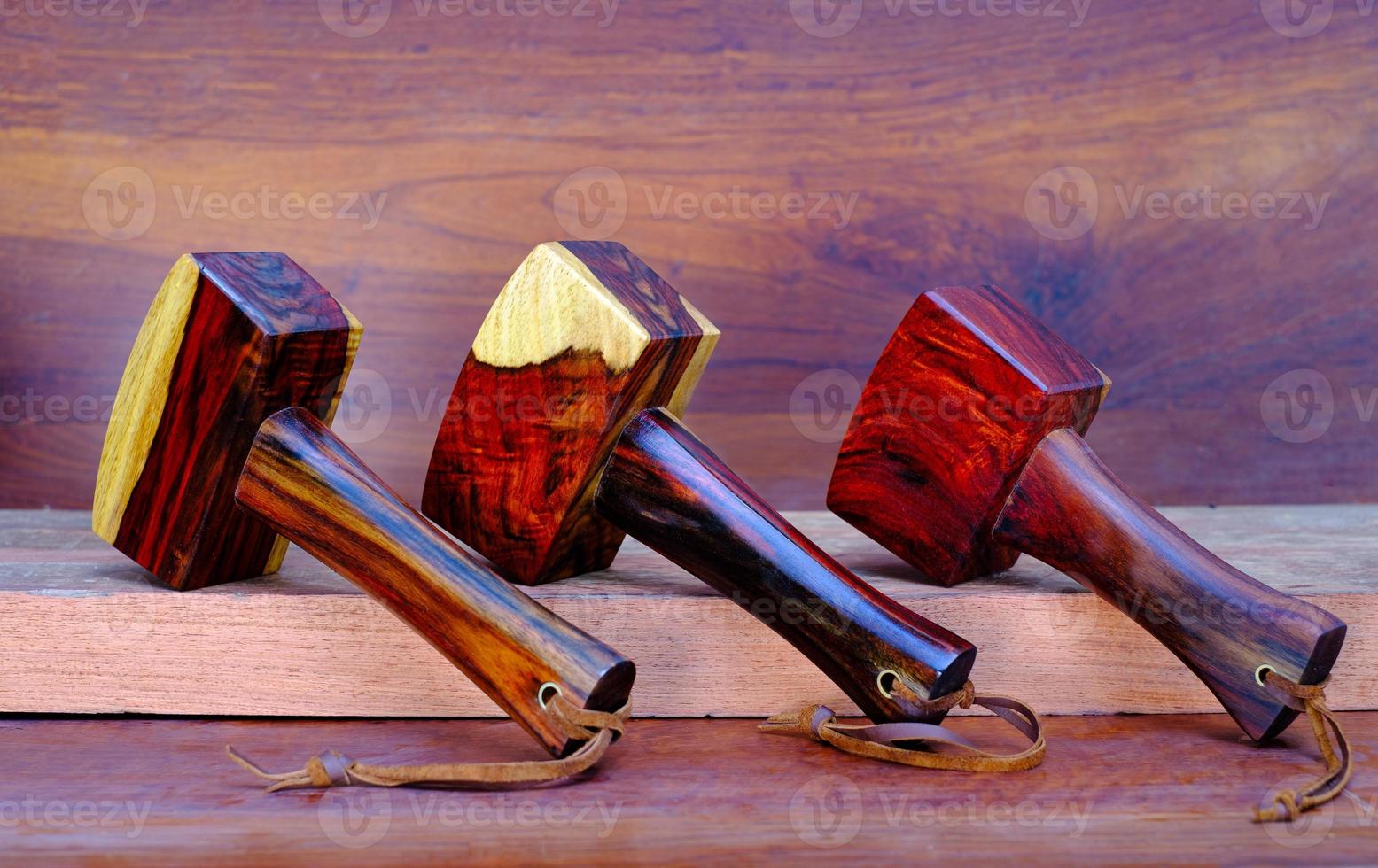 ensemble de marteau en bois de maillet en bois de rose outil fait à la main en thaïlande pour être utilisé par un charpentier dans l'atelier sur l'ancien établi photo