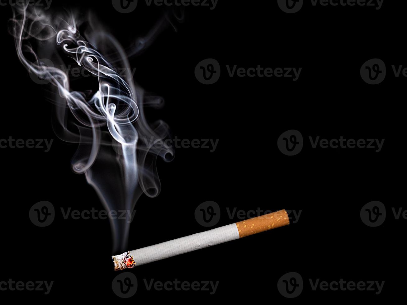 gros plan d'une cigarette avec de la fumée montrant photo