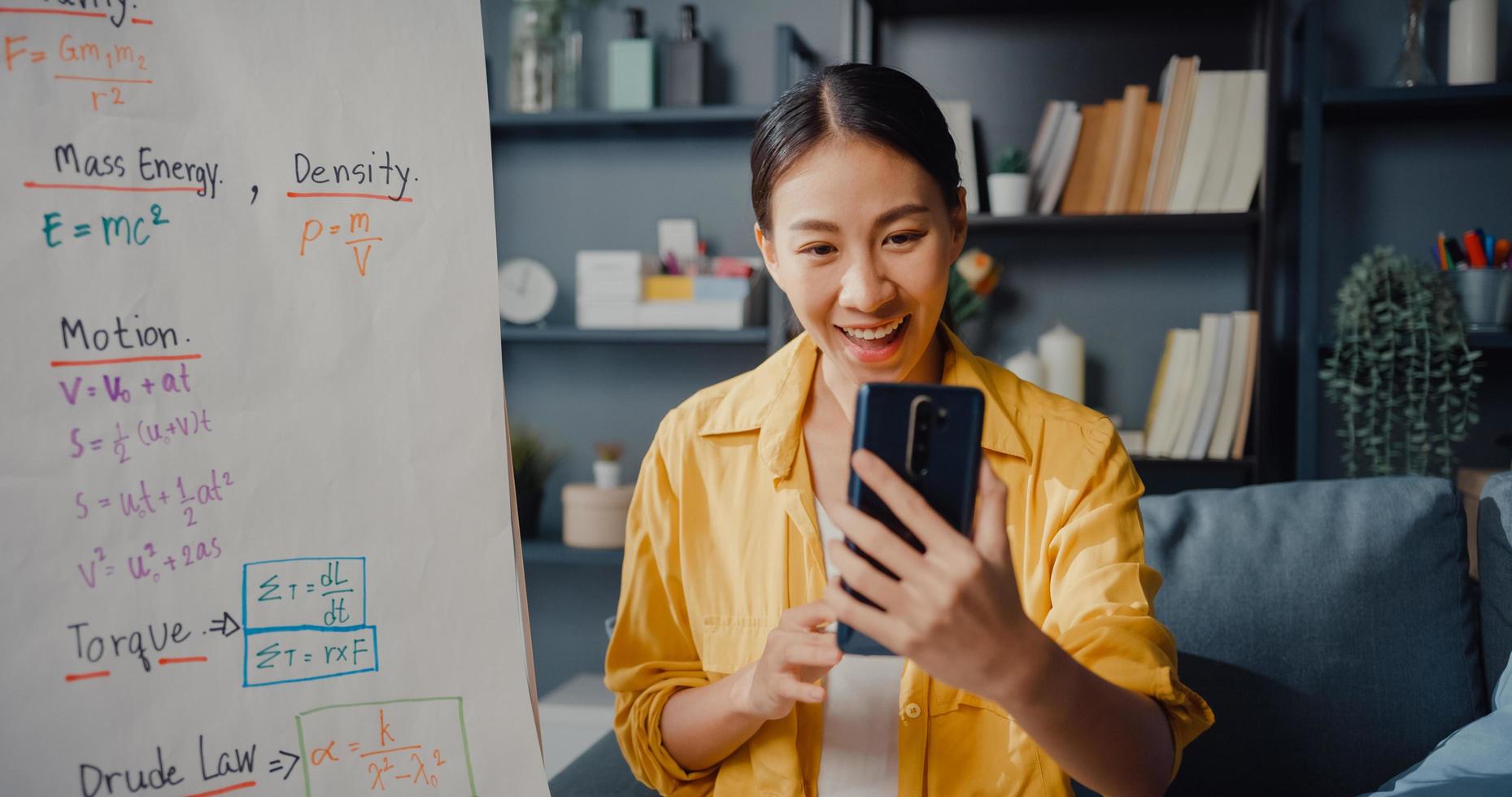 jeune enseignante asiatique conférence vidéo appelant sur smartphone parler par webcam apprendre enseigner dans le chat en ligne à la maison photo