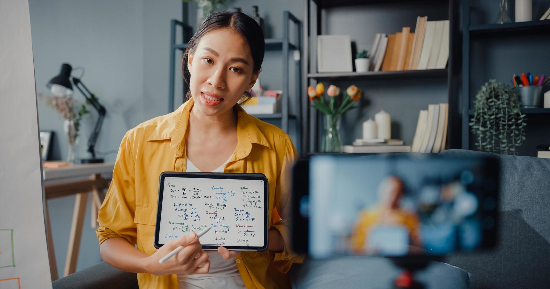 jeune enseignante asiatique conférence vidéo appelant sur smartphone parler par webcam apprendre enseigner dans le chat en ligne à la maison photo