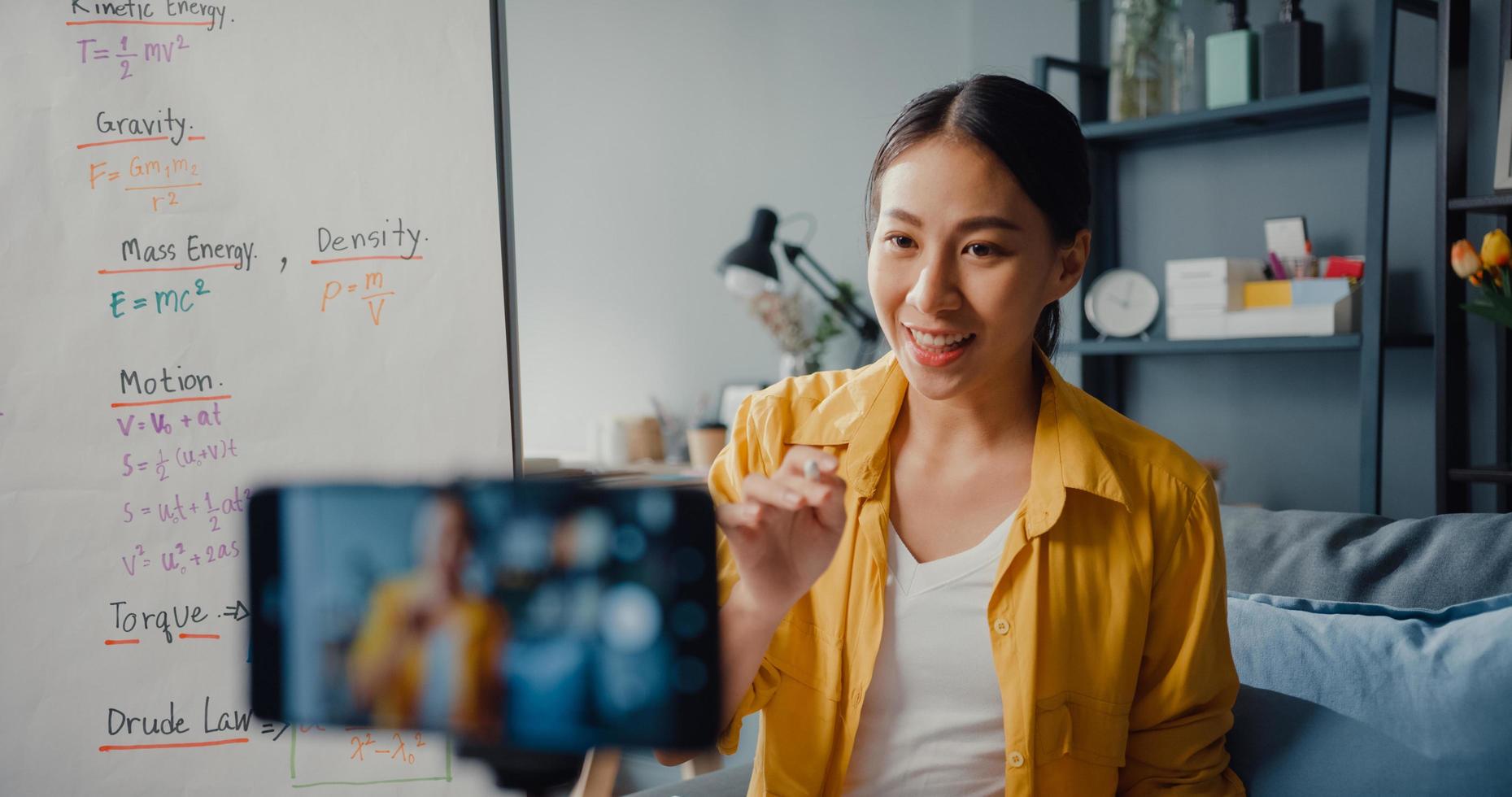 jeune enseignante asiatique conférence vidéo appelant sur smartphone parler par webcam apprendre enseigner dans le chat en ligne à la maison photo