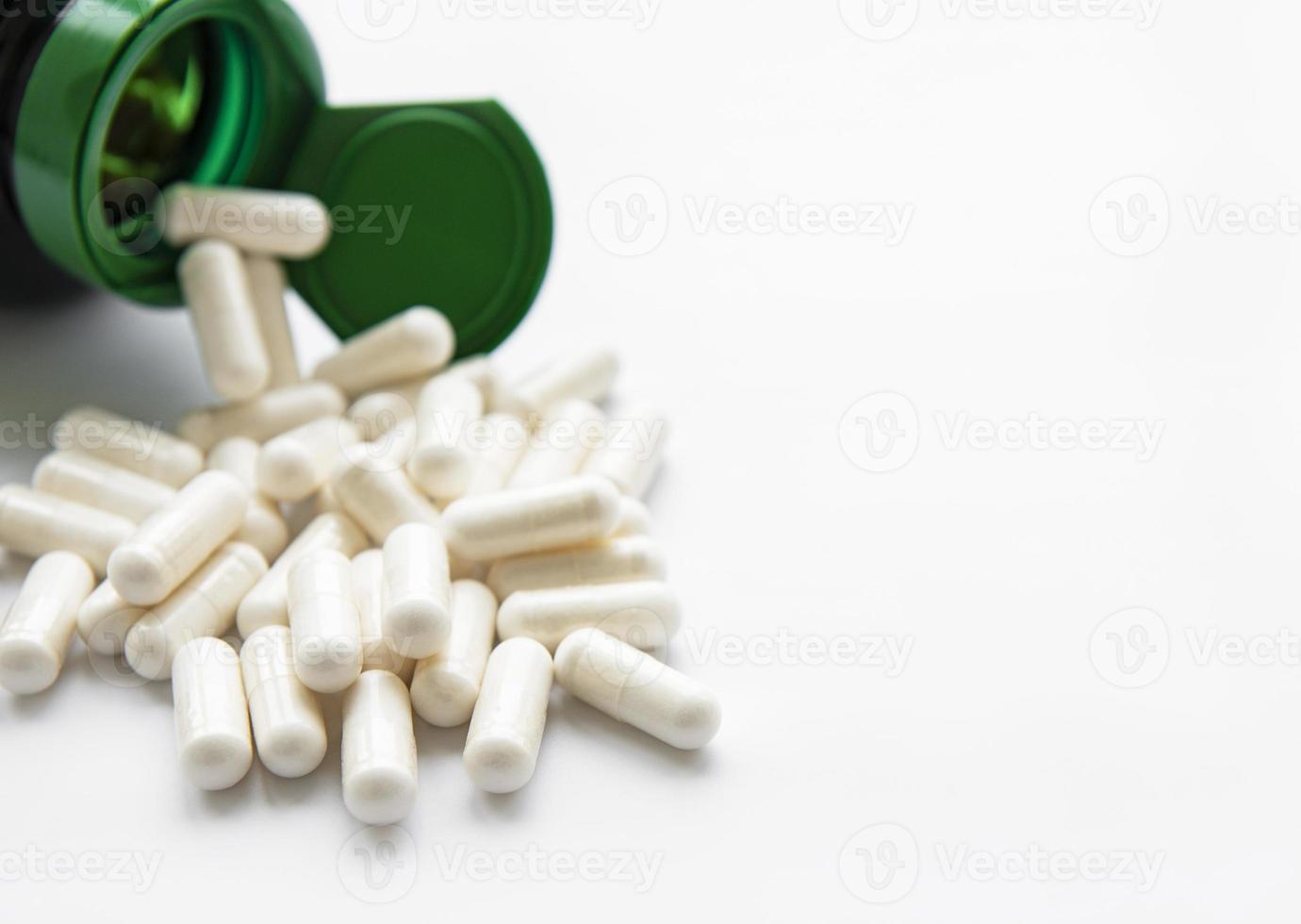 capsules d'herbes sur fond blanc photo