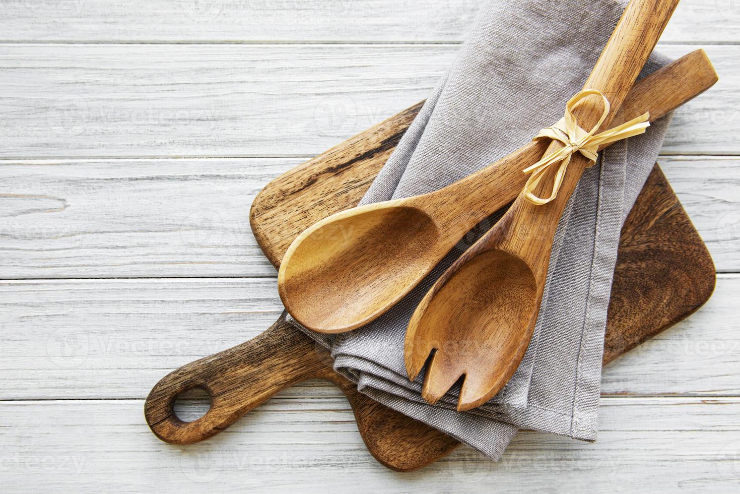 deux cuillères à salade en bois photo