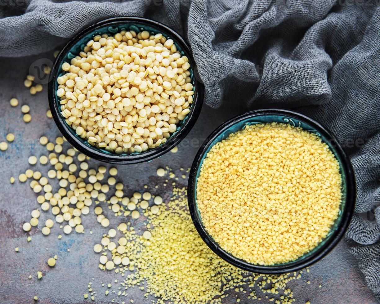 couscous cru sur table photo