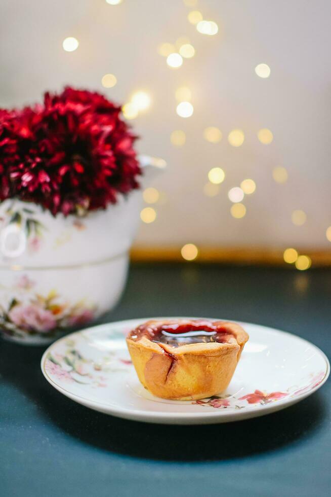 concept de le petit déjeuner avec rouge confiture petits gâteaux et noir Contexte photo