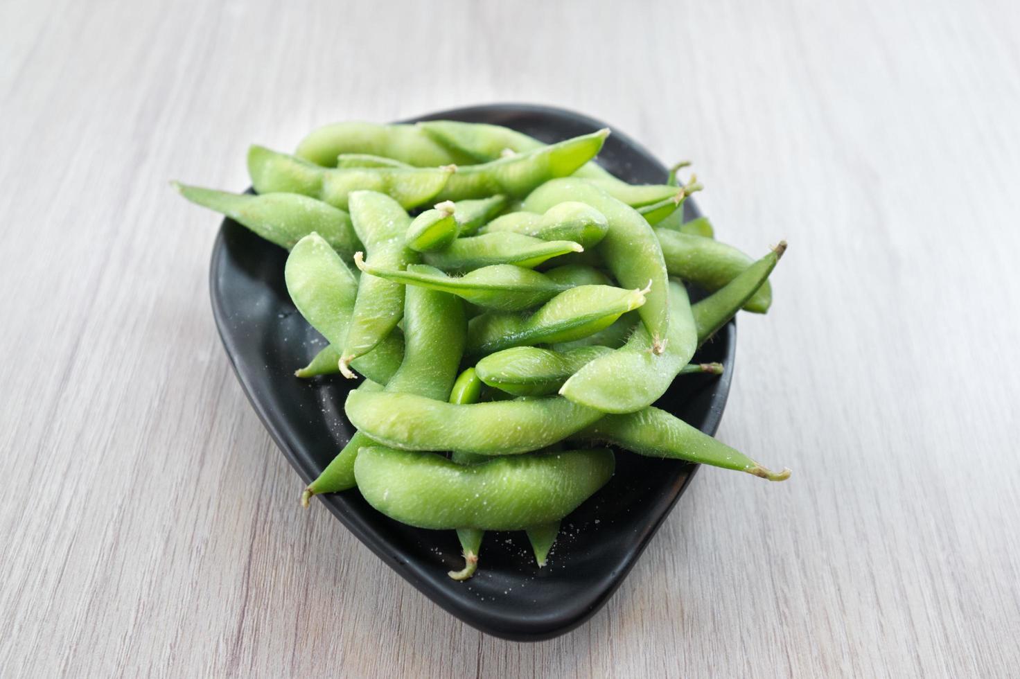 Haricot edamame de cuisine japonaise dans un bol photo