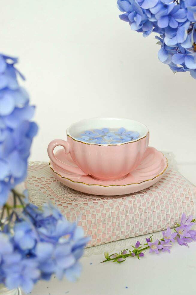 tasse avec bleu fleurs photo