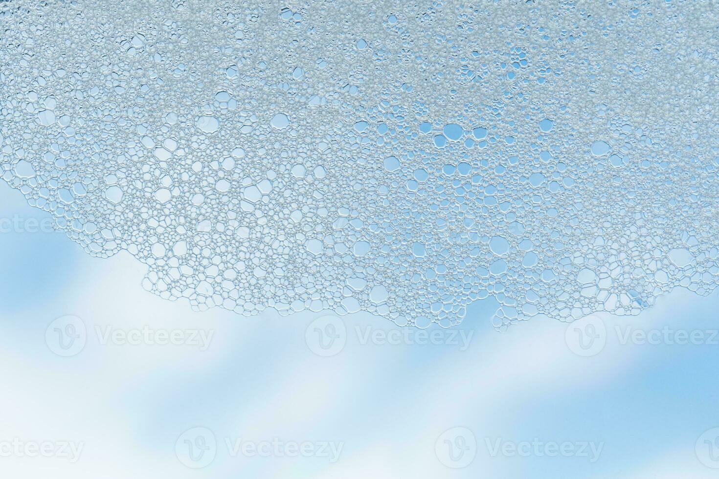 texture de blanc mousse sur une ciel Contexte. photo
