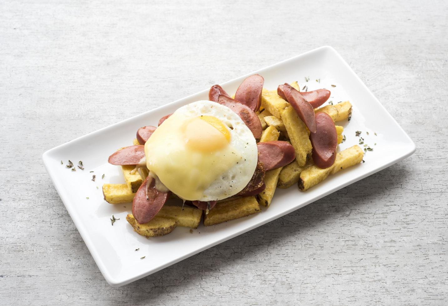 salchipapas est un plat de restauration rapide d'amérique latine vendu dans les rues de lima pérou et colombie photo