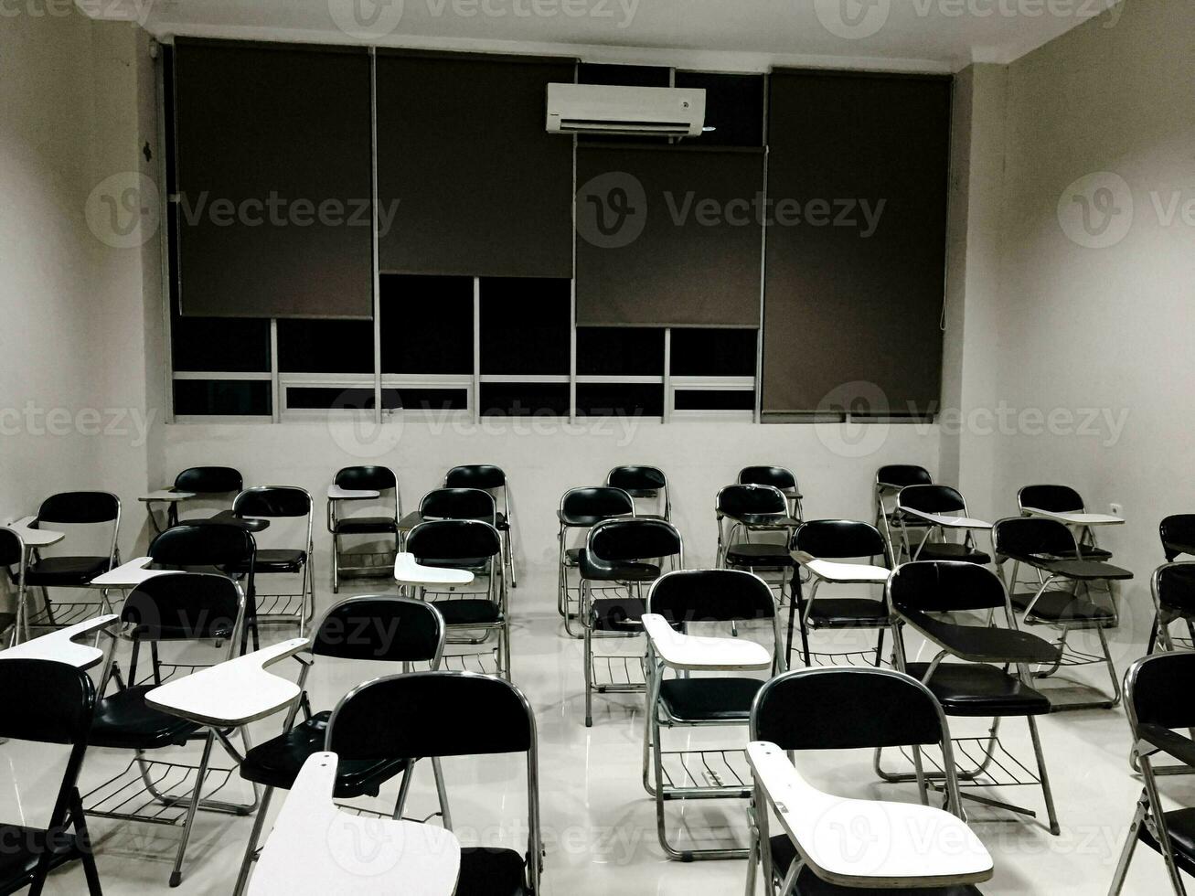 vide salle de cours avec une lot de chaise avec non étudiant et prof photo