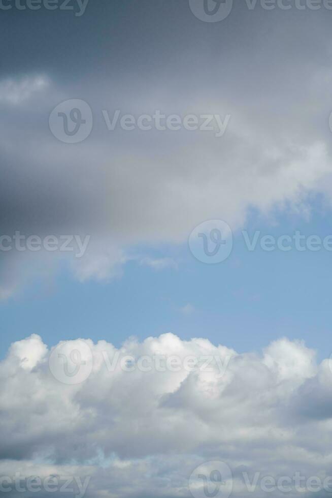 Naturel Contexte avec bleu ciel et blanc des nuages. photo