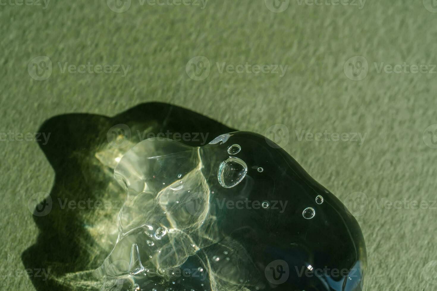 transparent cosmétique gel sur une vert Contexte. photo