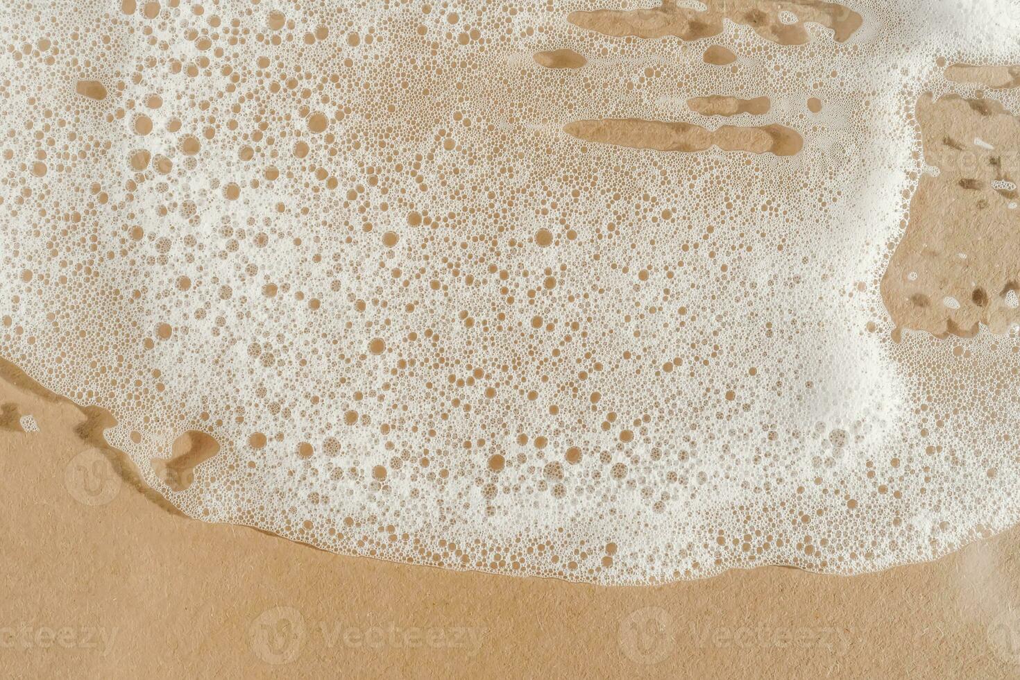 texture de blanc mousse sur une beige Contexte. photo