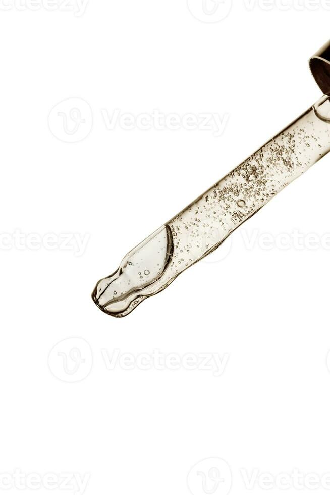 transparent pipette avec produits de beauté sur une lumière Contexte. photo