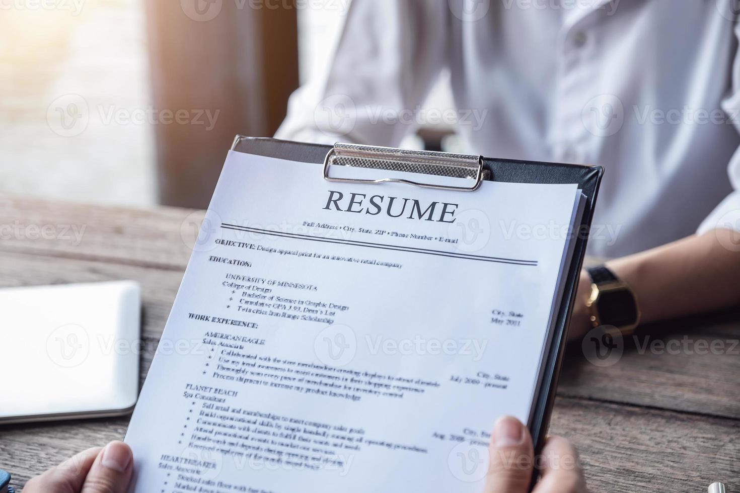 la femme espère que le recruteur considère la candidature photo