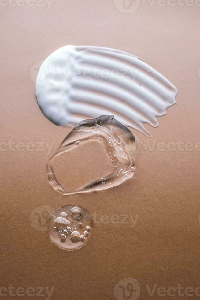 crème, hyaluronique gel et sérum sur une beige Contexte. photo