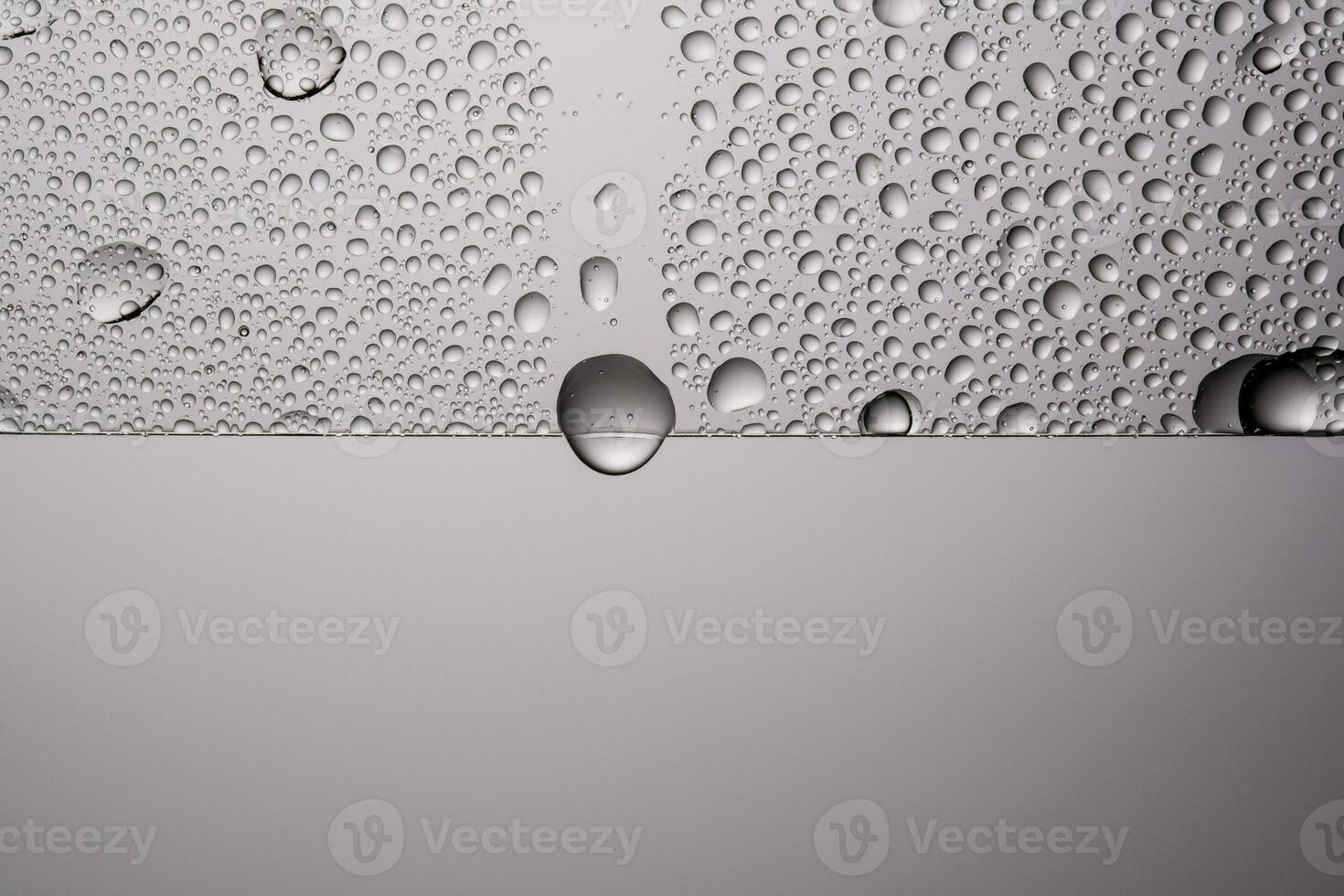 gouttes de l'eau sur une transparent gris Contexte. photo
