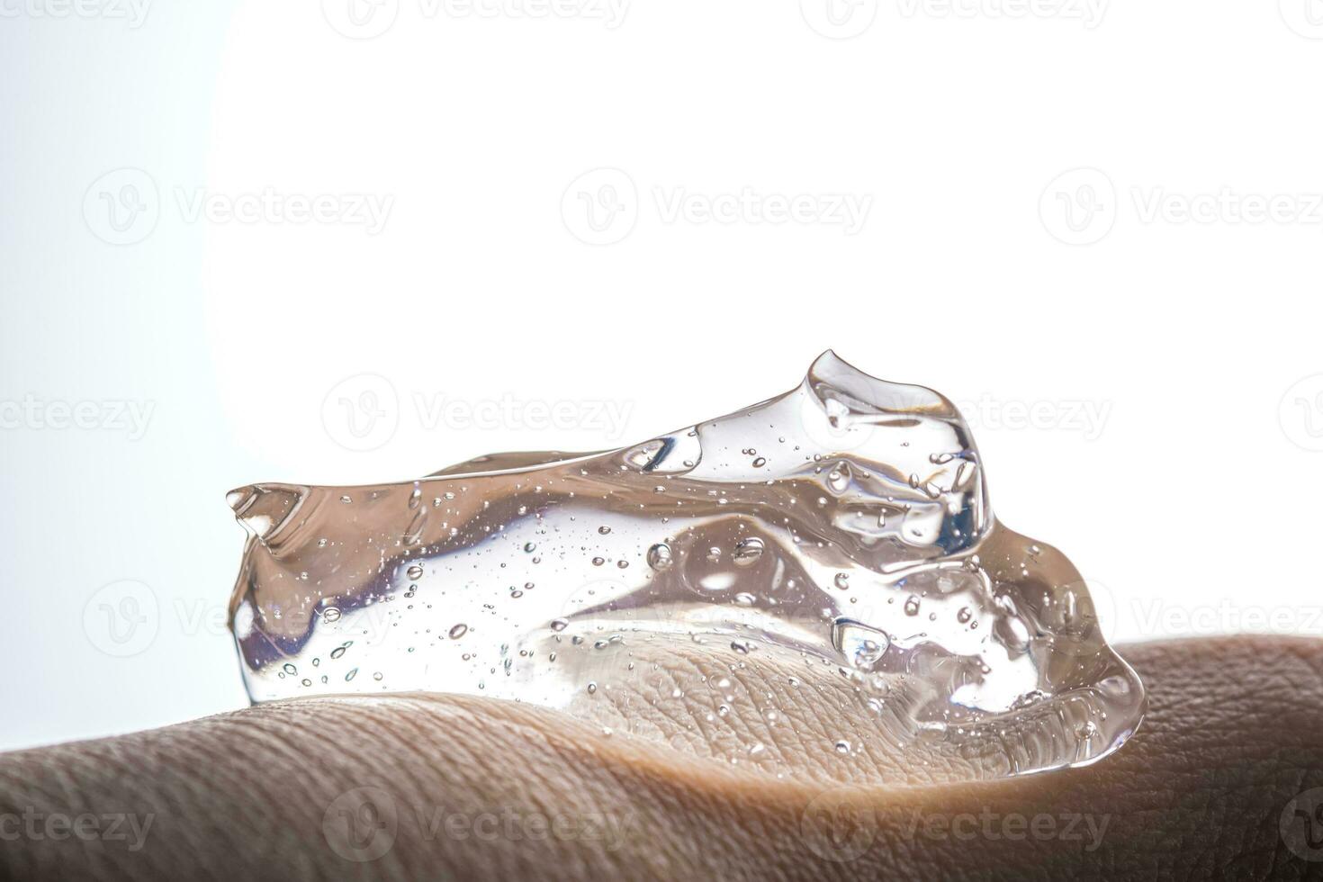 le texture de une épais cosmétique hyaluronique gel sur le peau. photo