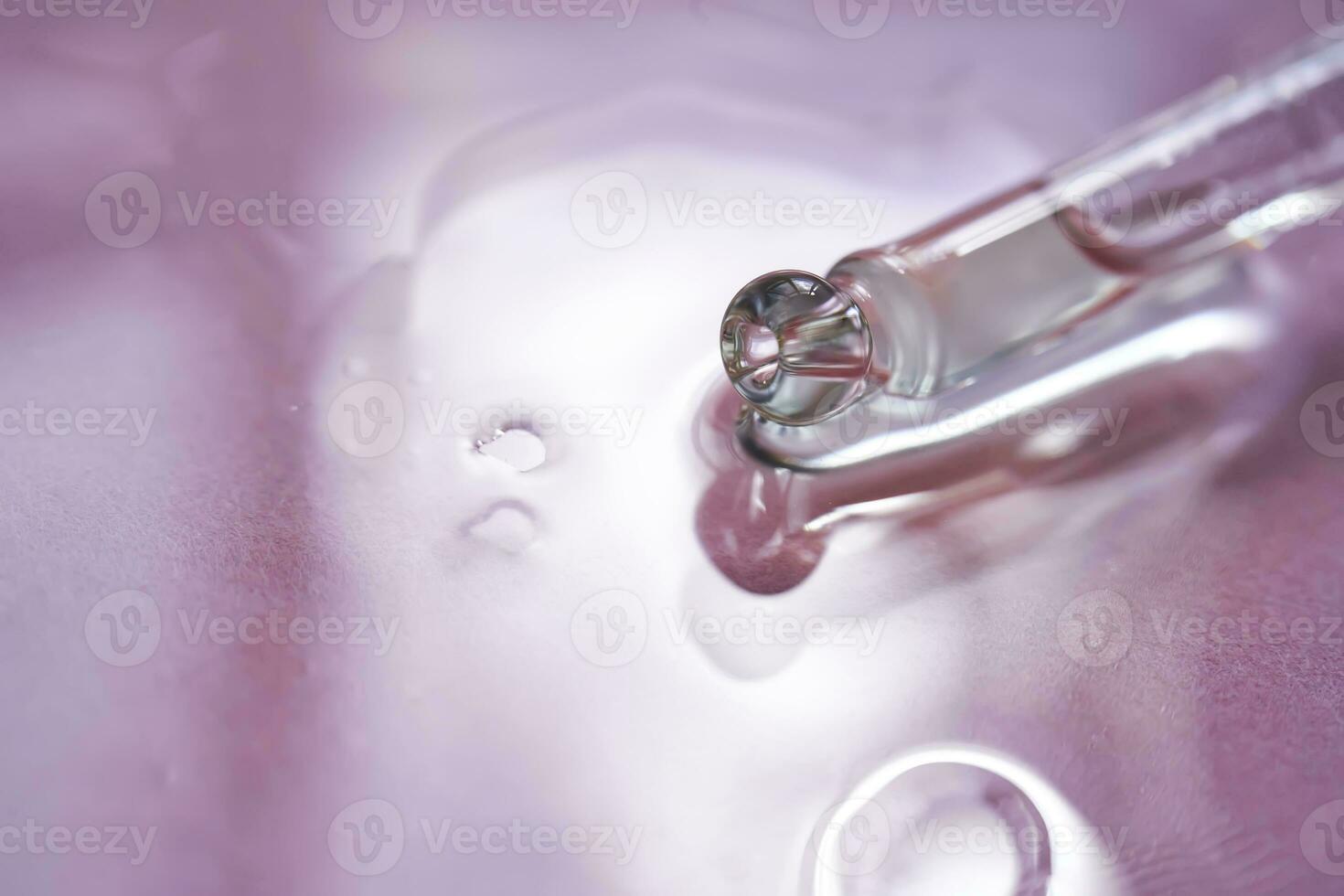 compte-gouttes avec sérum ou cosmétique pétrole sur une rose Contexte. photo