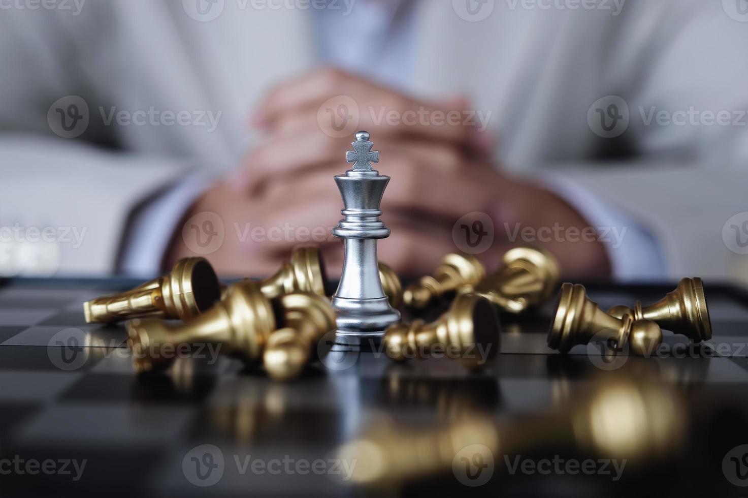 concept de compétition commerciale avec table de jeu d'échecs photo