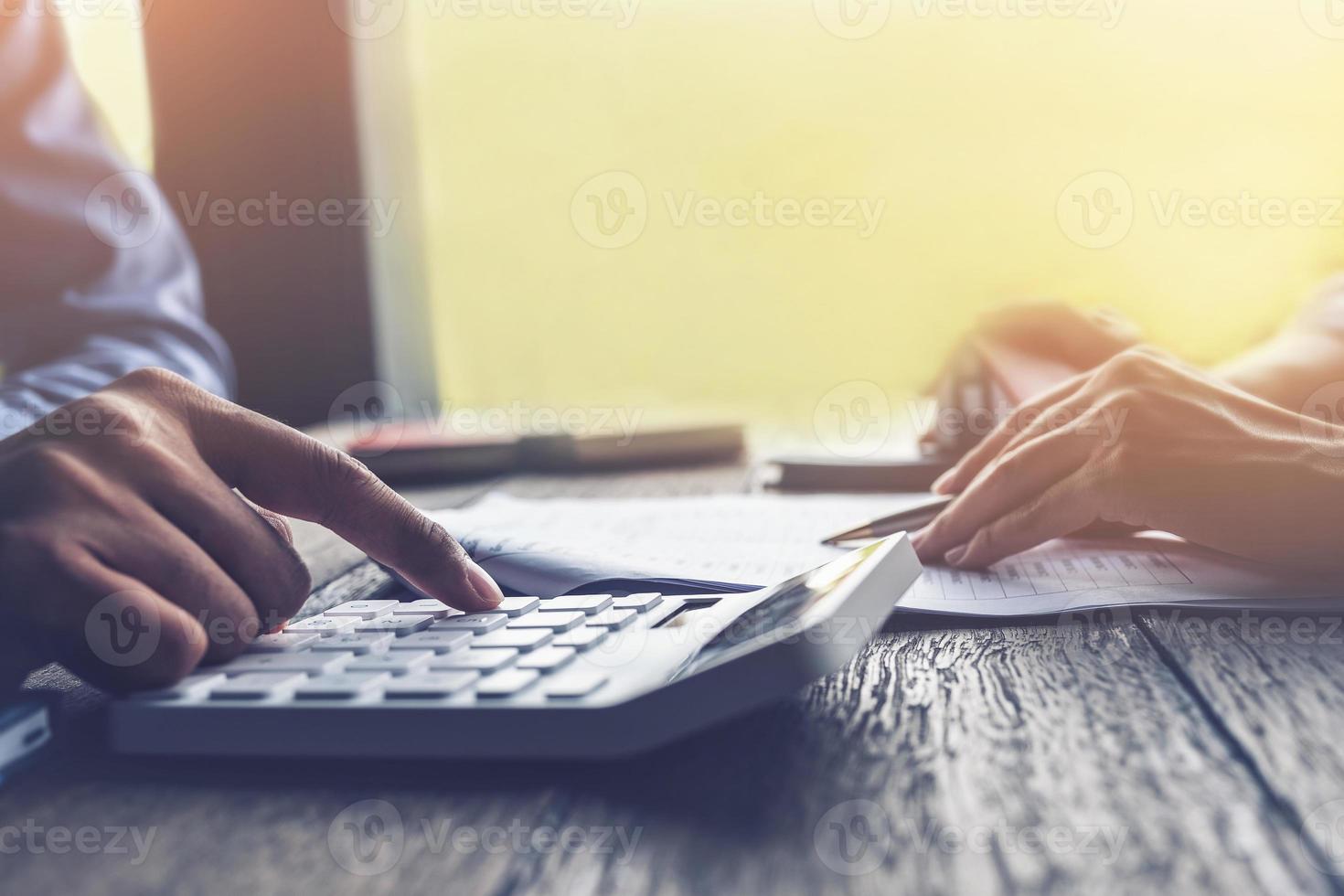 agent immobilier ou agent de banque décrit l'intérêt du prêt au client photo