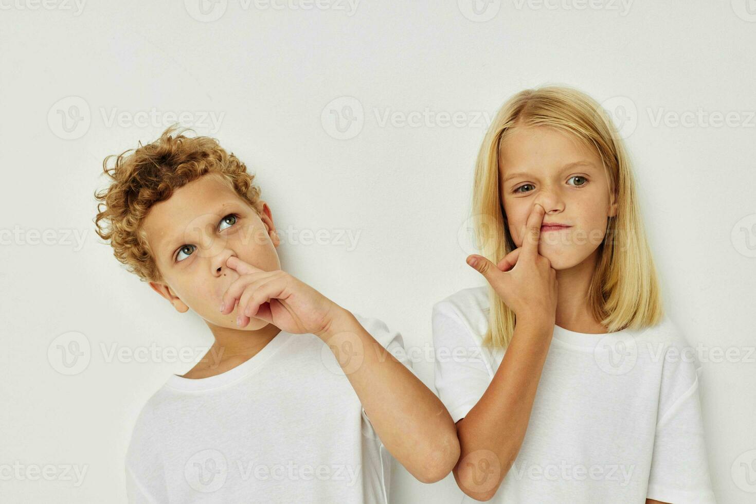 garçon et fille puéril style posant isolé Contexte photo