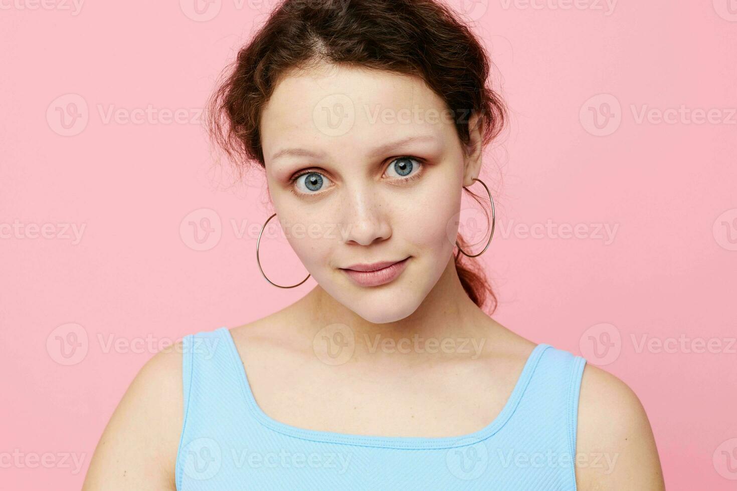 portrait de une Jeune femme grimace fermer émotions des boucles d'oreilles posant mode de vie inchangé photo