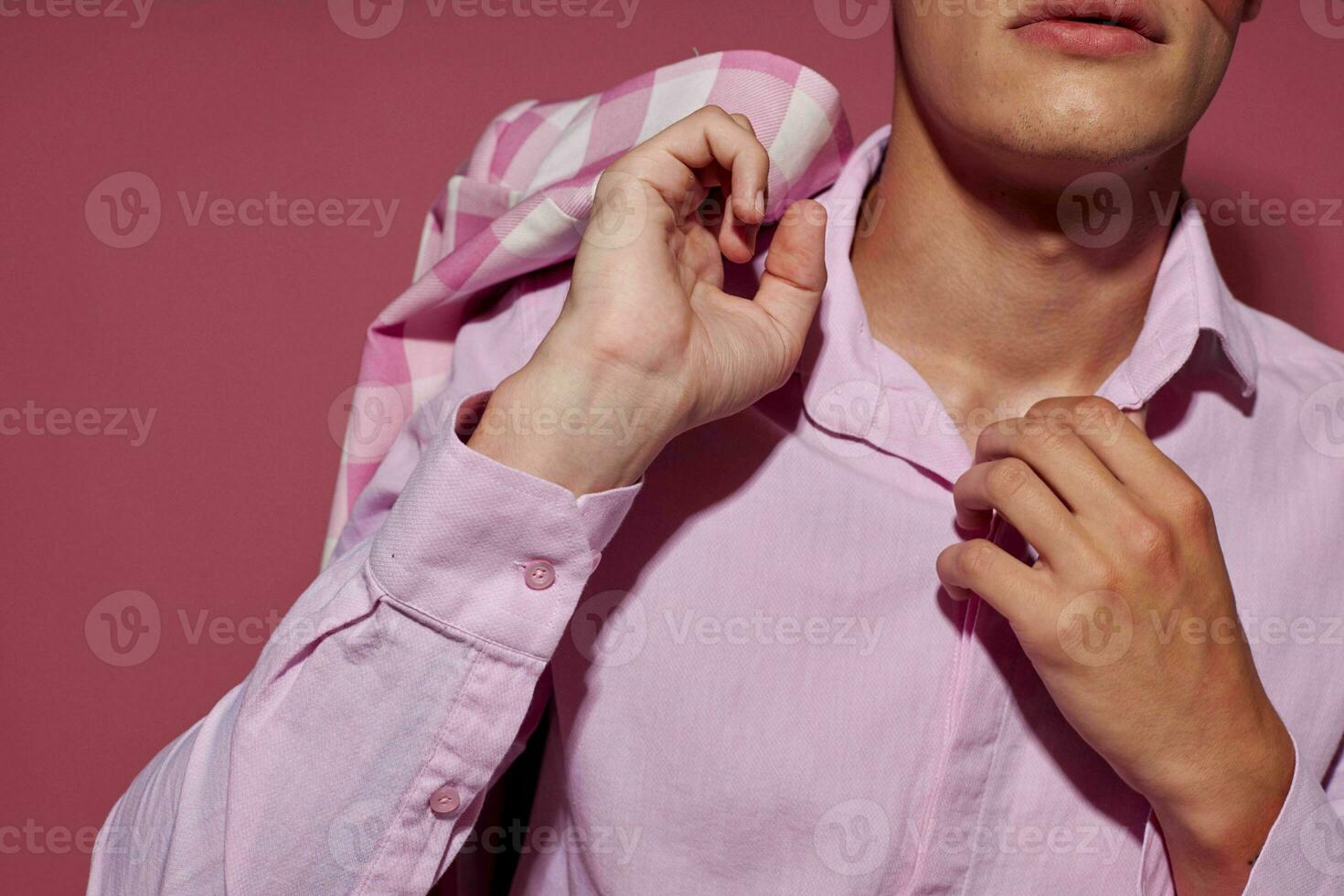 jolie homme rose chemise et des lunettes veste mode élégant style isolé Contexte inchangé photo