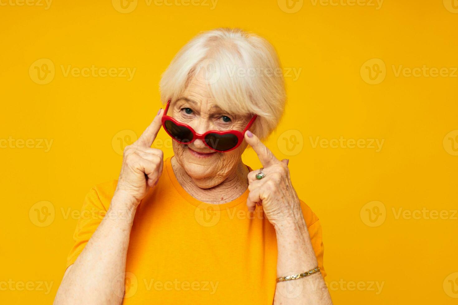 personnes âgées femme dans foncé des lunettes dans le forme de une cœur  Jaune Contexte 25703814 Photo de stock chez Vecteezy