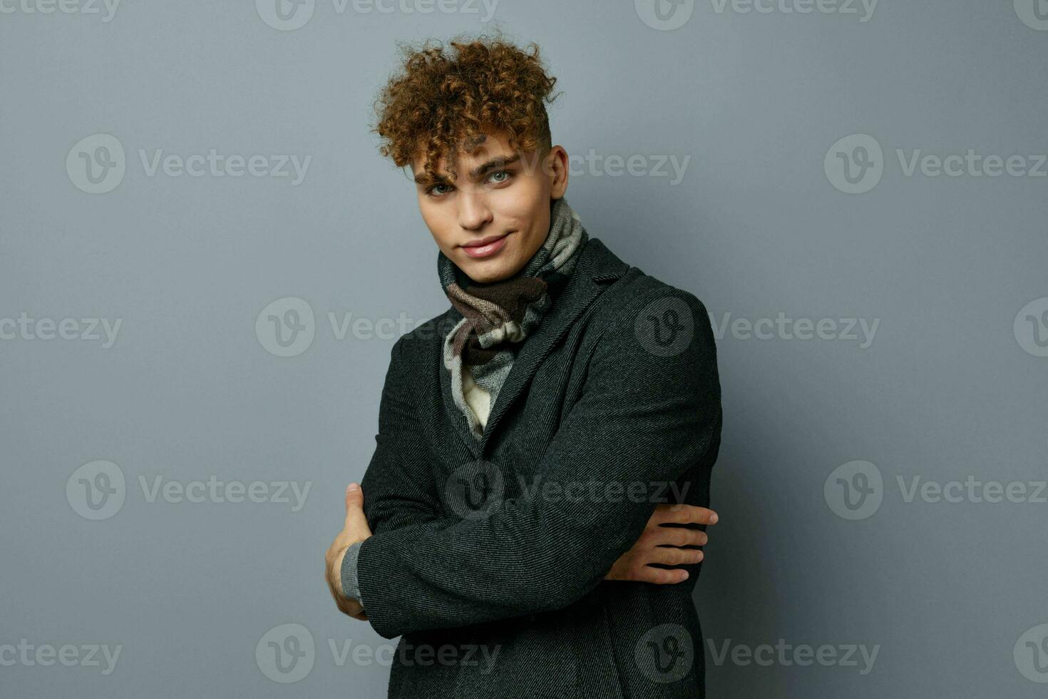 attrayant homme dans une manteau une à carreaux écharpe gris Contexte photo
