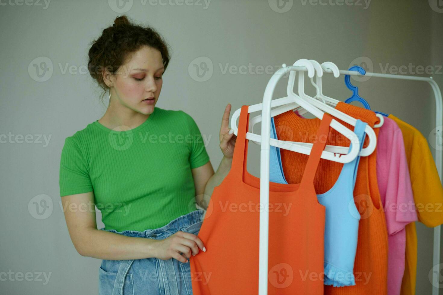 magnifique femme repassage vêtements sur une cintre garde-robe isolé arrière-plans inchangé photo