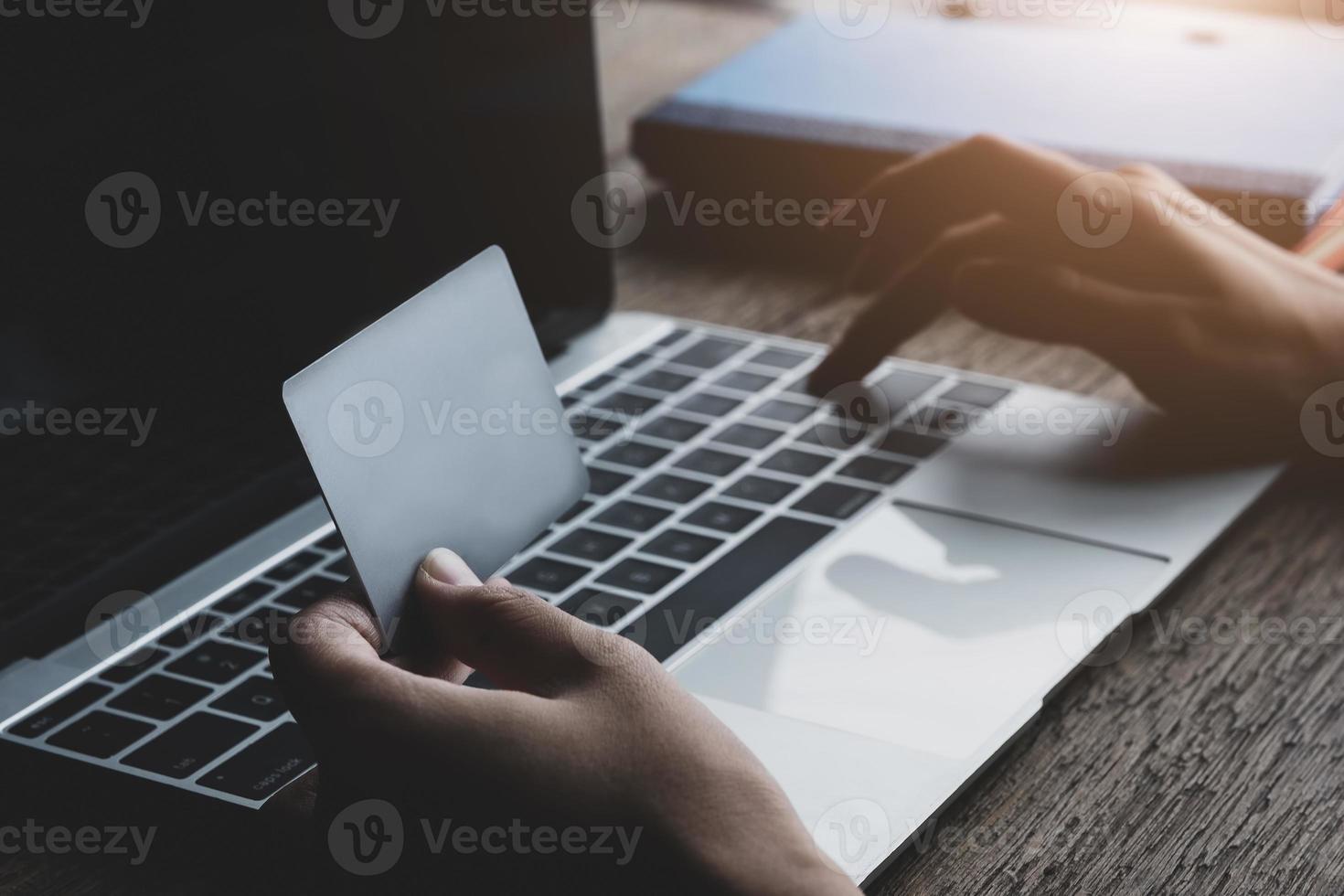 concept de paiement en ligne avec une main féminine tenant une carte de crédit photo