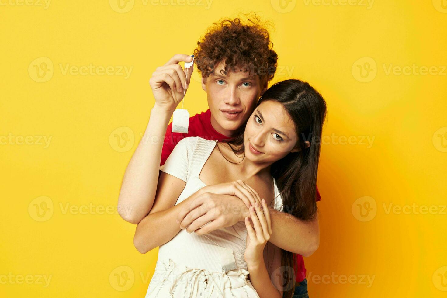 Jeune couple ensemble avec une thé sac Jaune Contexte photo