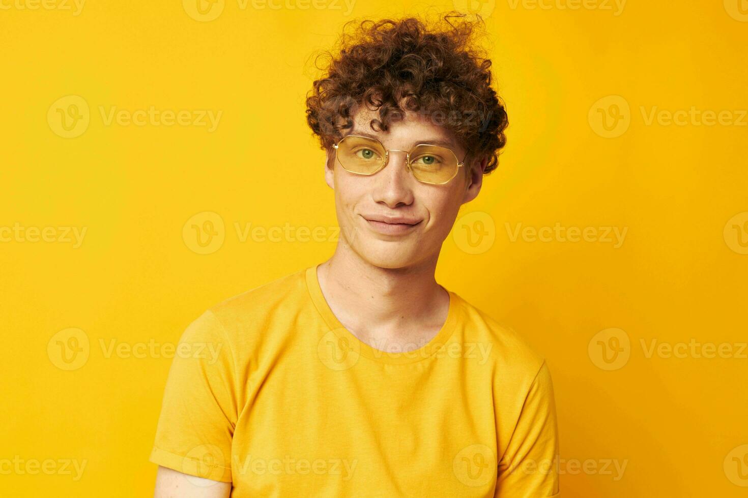 gars avec rouge frisé cheveux jeunesse style des lunettes studio décontractée porter mode de vie inchangé photo