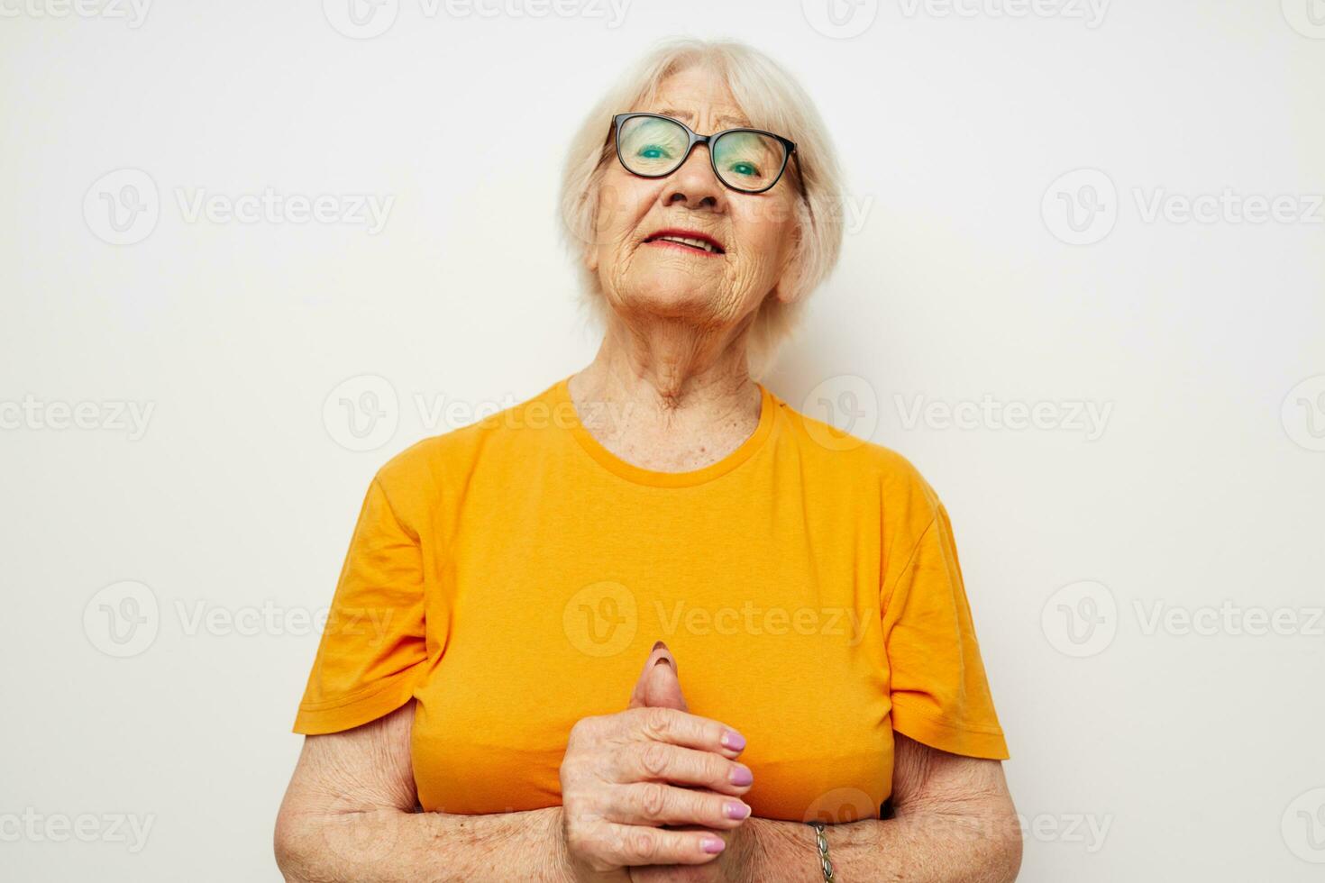 portrait de un vieux amical femme vision problèmes avec des lunettes lumière Contexte photo
