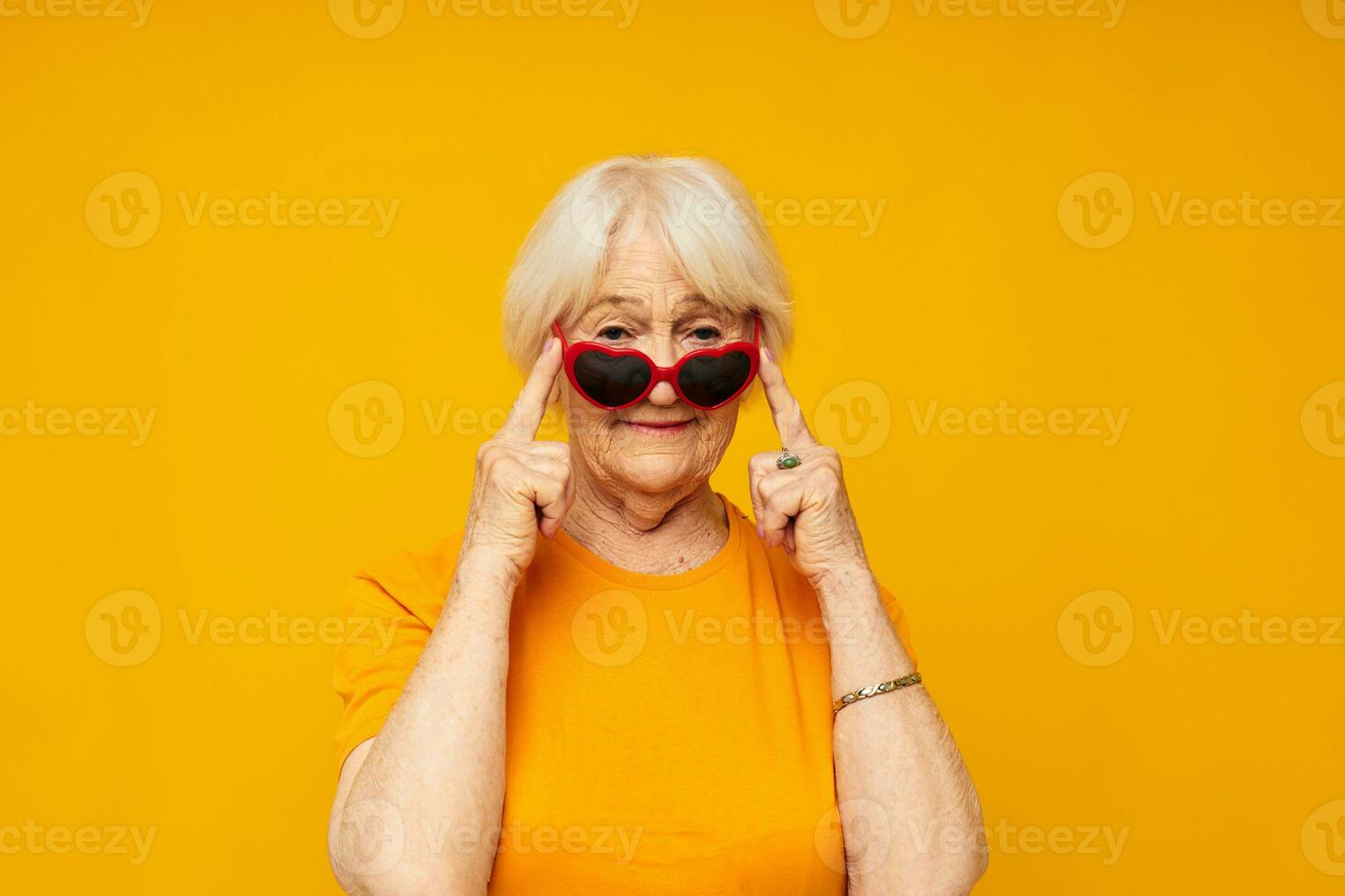 personnes âgées femme dans foncé des lunettes dans le forme de une cœur  Jaune Contexte 25703814 Photo de stock chez Vecteezy