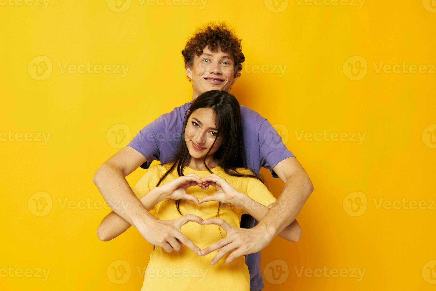 portrait de une homme et une femme relation amicale posant amusement studio mode de vie inchangé photo