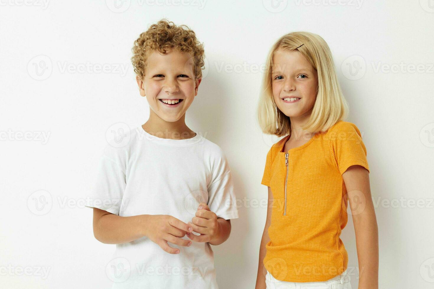 mignonne préscolaire des gamins relation amicale ensemble posant émotions lumière Contexte tenir mains photo