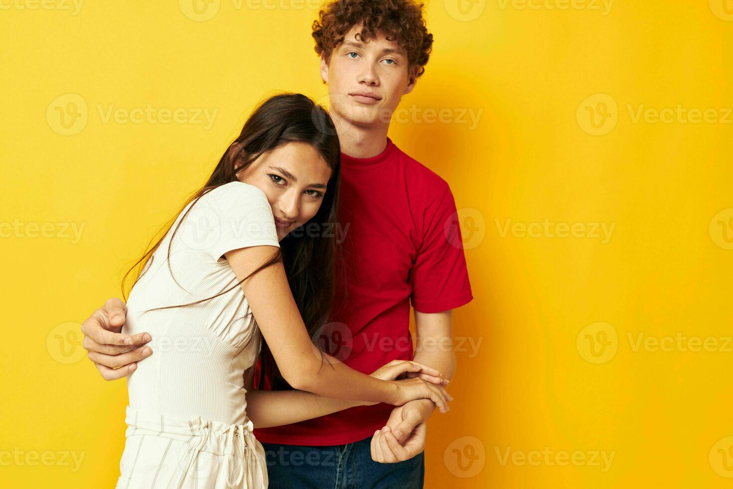 portrait de une homme et une femme relation amicale posant câlins ensemble mode de vie inchangé photo