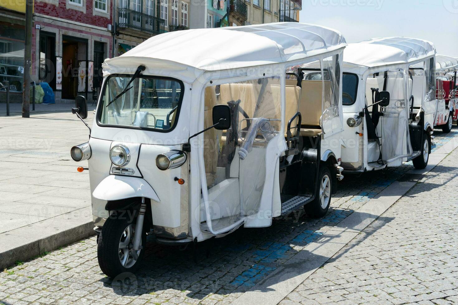 tuk tuk moto Taxi sur Porto, le Portugal. électrique transport pour touristes. photo