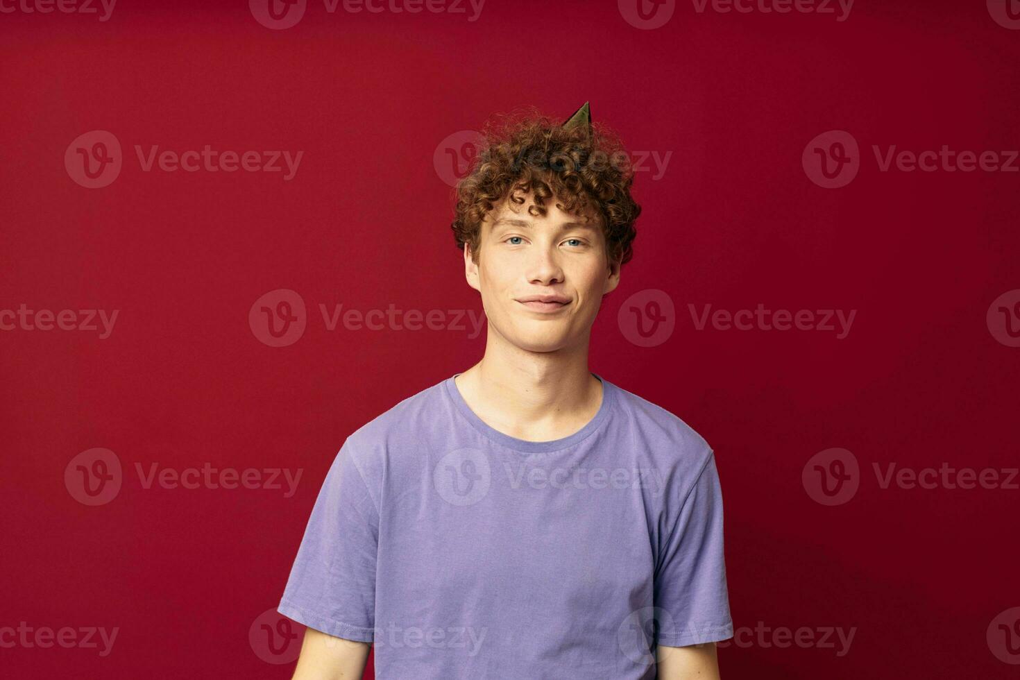 adolescent dans violet t-shirts posant émotions isolé Contexte inchangé avec une casquette sur le sien tête photo