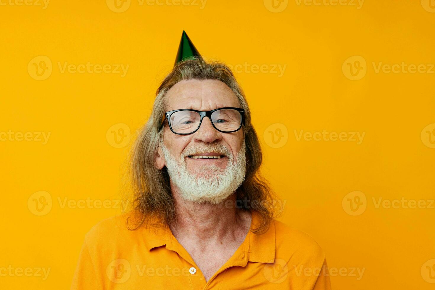 portrait de content Sénior homme dans une Jaune T-shirt avec une casquette sur le sien tête amusement Jaune Contexte photo