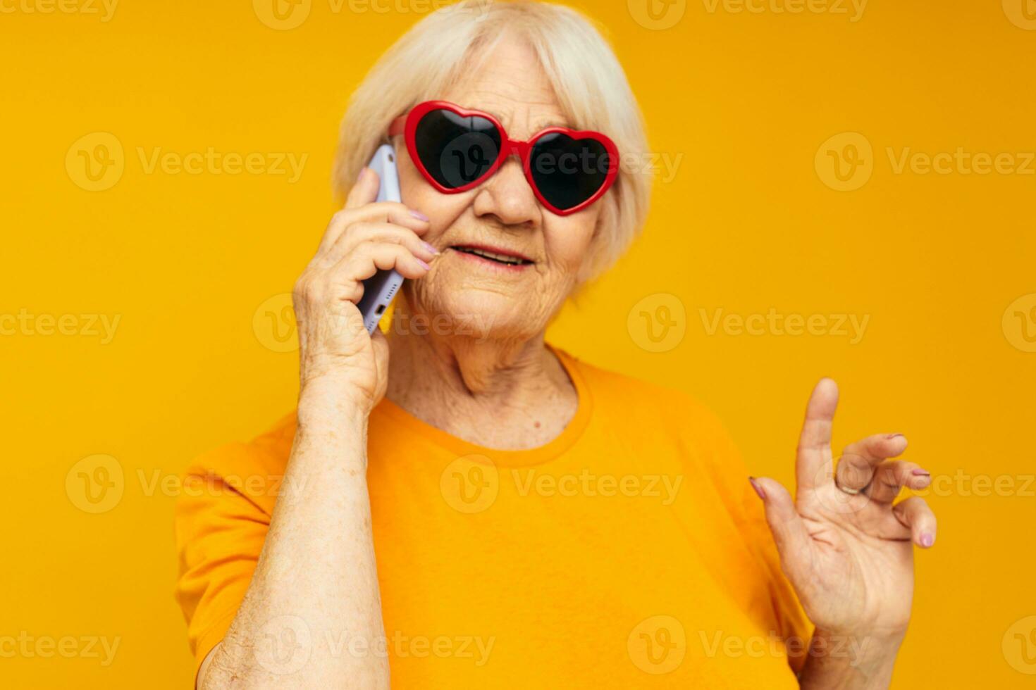 personnes âgées femme dans foncé des lunettes dans le forme de une cœur  Jaune Contexte 25703814 Photo de stock chez Vecteezy