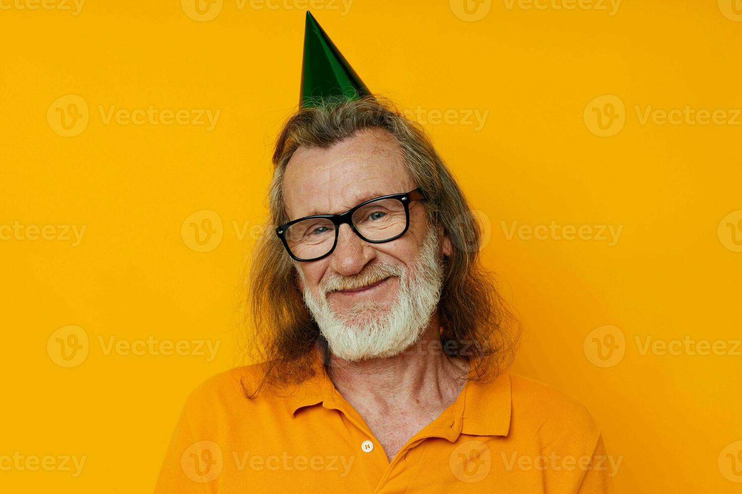 portrait personnes âgées homme amusement anniversaire casquette sur le tête isolé Contexte photo