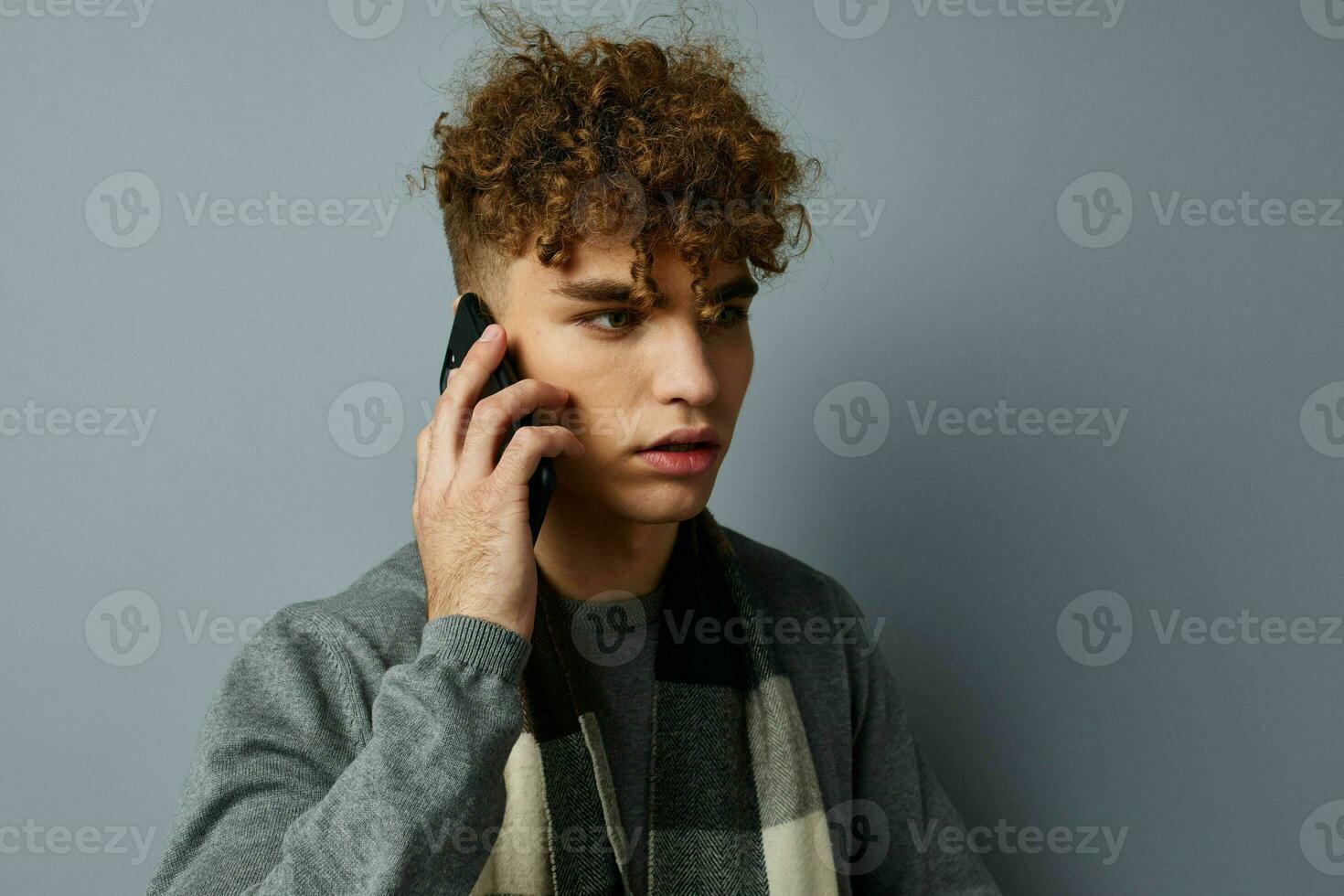 élégant gars La technologie avec téléphone selfie vérifier écharpe isolé Contexte photo