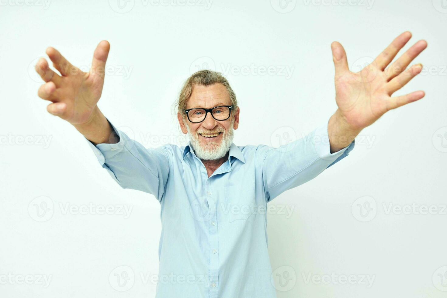 photo de retraité vieux homme dans bleu chemises gestes avec le sien mains isolé Contexte