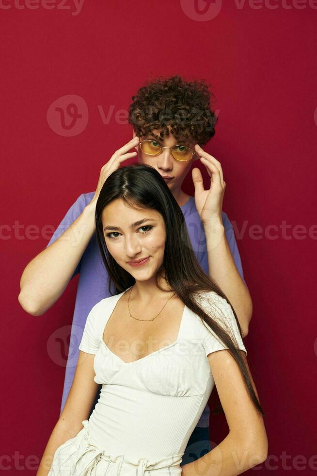 une Jeune couple été style posant mode émotions rouge Contexte photo