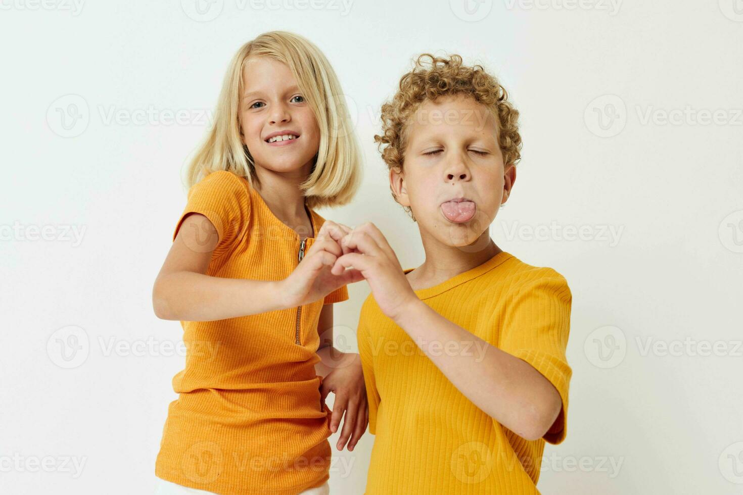 marrant les enfants en portant mains garçon et fille posant photo